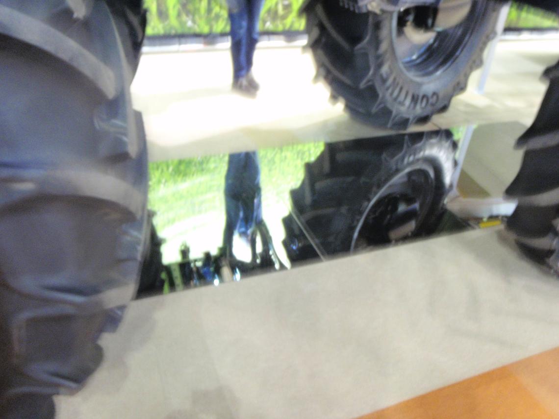 Ausstellungsobjekt Spiegelbleche