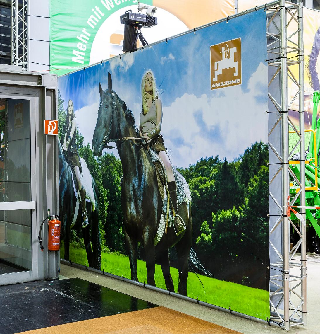 Ausstellungsobjekt Banner "Amazone auf Pferd"