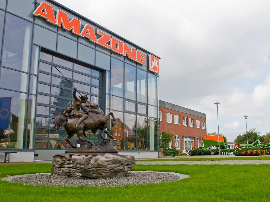 Amazone Statue vor ActiveCenter d0kw1077