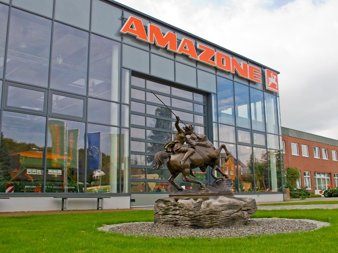 Amazone Statue vor ActiveCenter d0kw1075