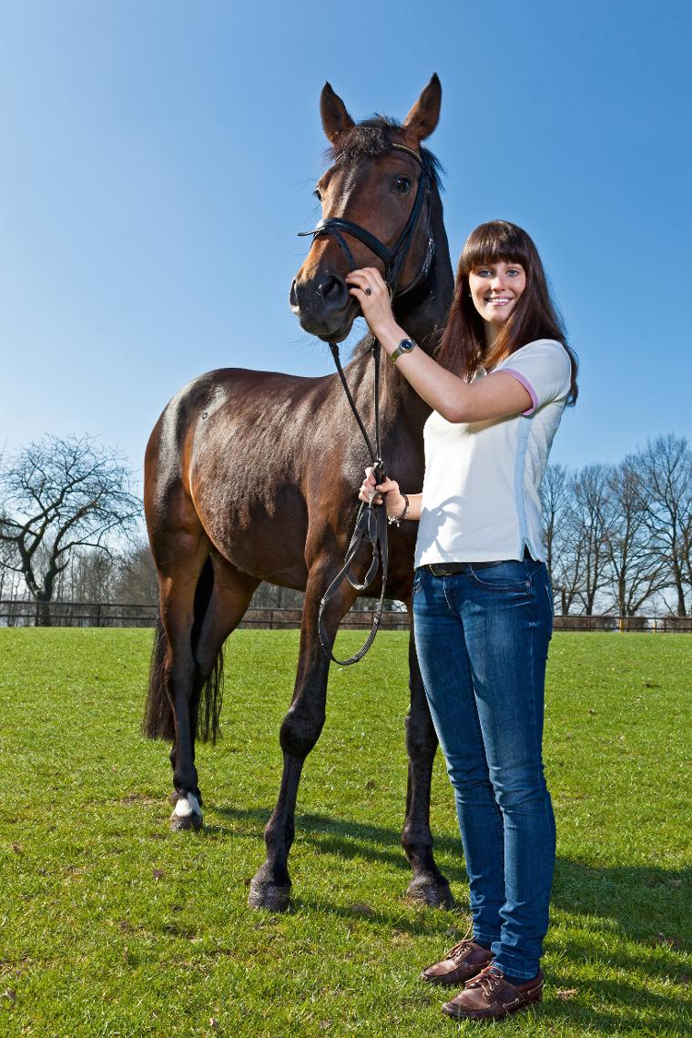 Frau mit Pferd FK