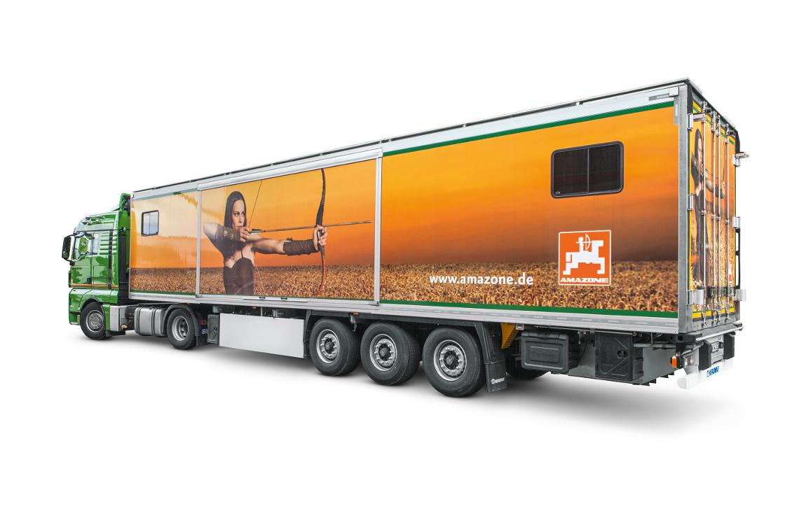Showtrailer mit Zugfahrzeug