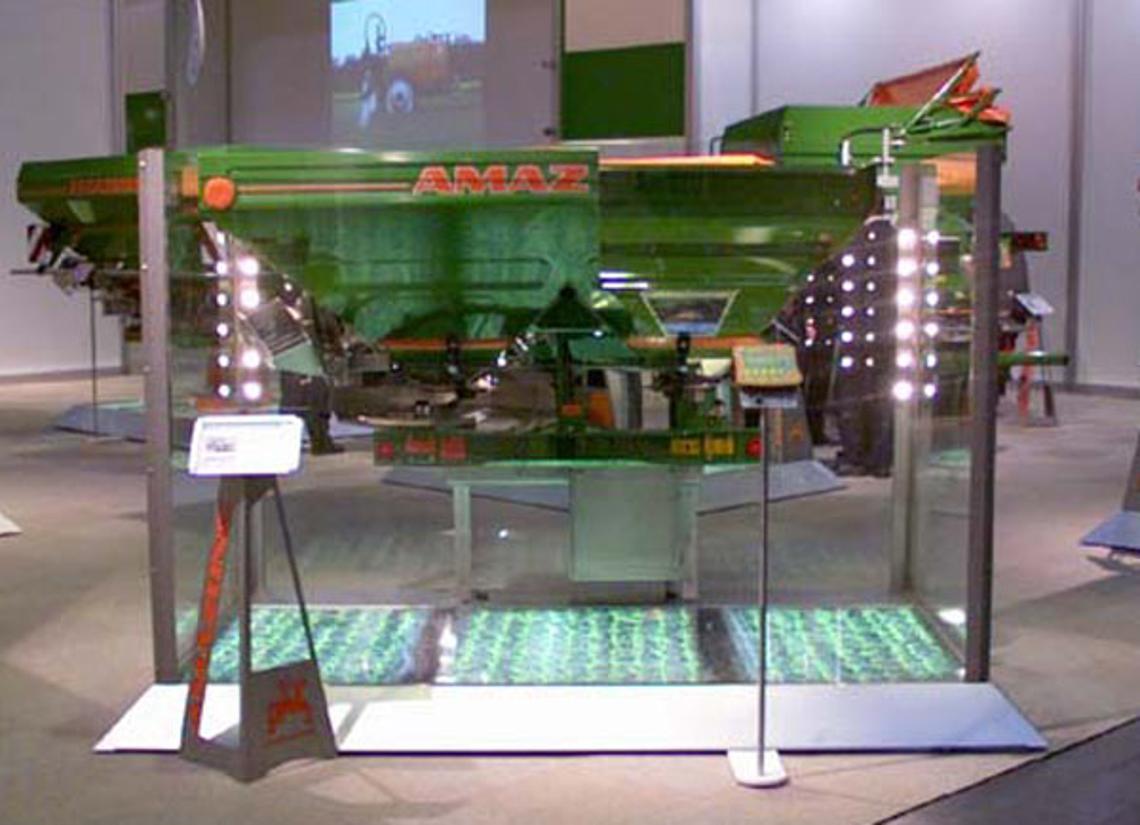 Ausstellungsobjekt Düngerstreuerschnittmodell in Glaskabine